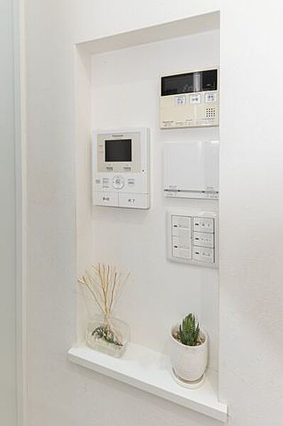 【各種設備】TVモニタ付きインターホン・照明スイッチ、床暖房・給湯器のリモコンが設置されています。