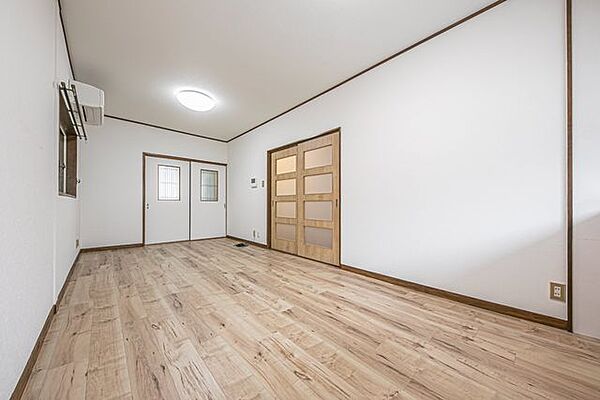 【LDK/約12.0帖】TVモニタ付きインターホン有。2階ホール・2階和室の2方向より出入り可能です。