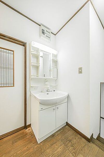 【2階洗面化粧台】水栓はシャワーへの切替が可能です。洗面化粧台は、1階および2階に設置されています。