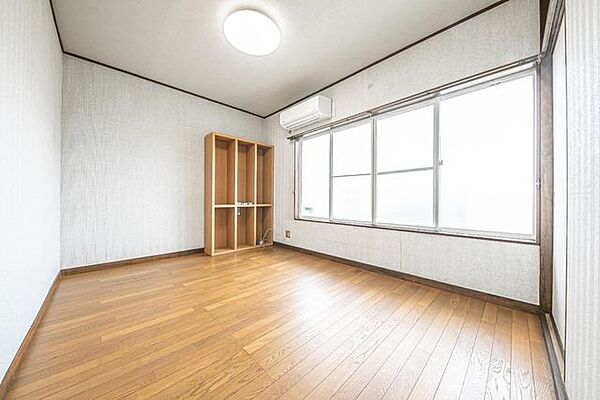 【洋室/約6.0帖】独立した居室です。3階に配置されており、バルコニーに面しています。