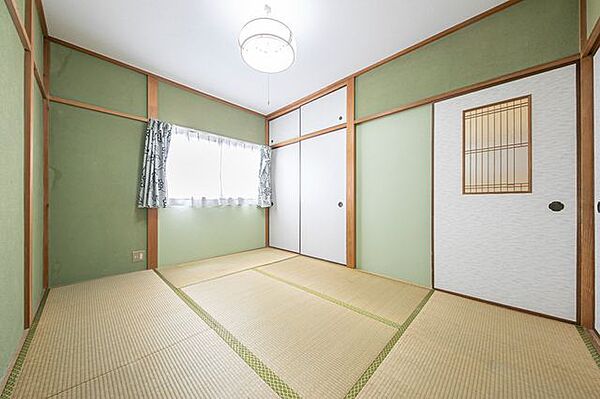 【2階和室/約6.0帖】南側に腰高窓、西側に押入が設けられています。