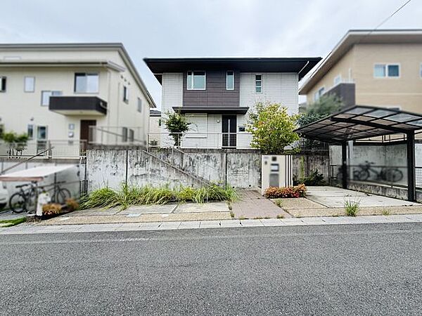 【前面道路含む現地写真】小学校が徒歩7分、中学校が徒歩5分の距離に位置しています。