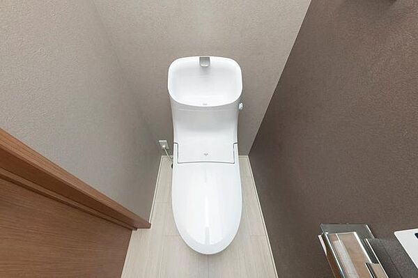 【2階トイレ】手洗い器一体型のトイレです。