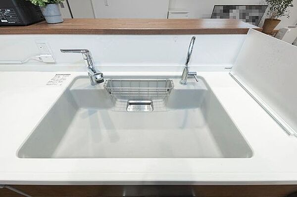 【シンク】浄水器が搭載されています。スポンジホルダー付き。