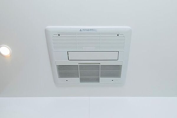【浴室暖房乾燥機】乾燥・暖房・涼風・換気機能が搭載されています。タイマー付き。