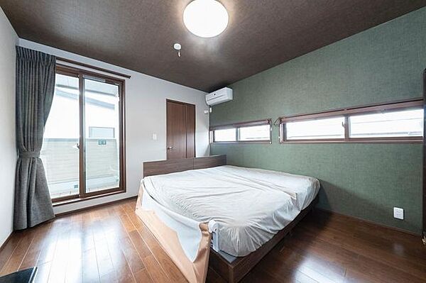 【洋室(1)】2面採光、約14.00m2の広さ。2ヶ所のWICが設けられており、衣類・バッグなどを収納可能です。