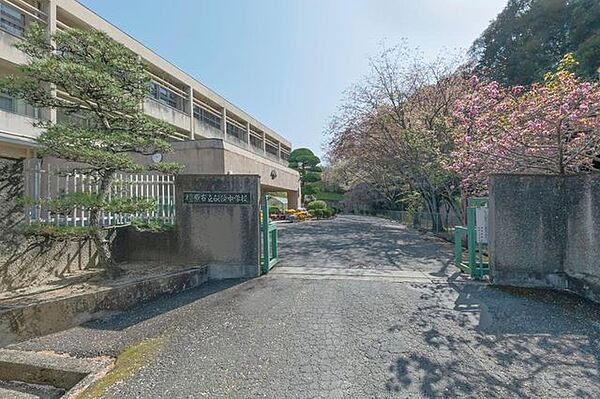 橿原市立畝傍中学校 徒歩16分。二部(夜間学級)が開設されている公立中学校。放課後の学習支援・環境整備などのボランティア活動が行われています。 1270m