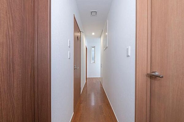 【2階ホール】物入が備わっています。