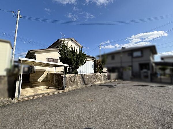 (西側)。近鉄橿原線「田原本」駅まで徒歩16分、近鉄田原本線「西田原本」駅まで徒歩15分です。