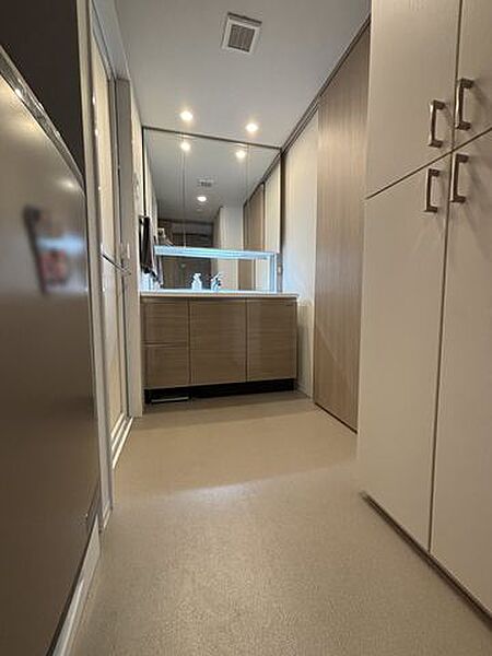 【洗面室】3面鏡＋ミドルミラー付きの洗面化粧台有。下部に体重計などを収納していただけます。リネン庫付きです。