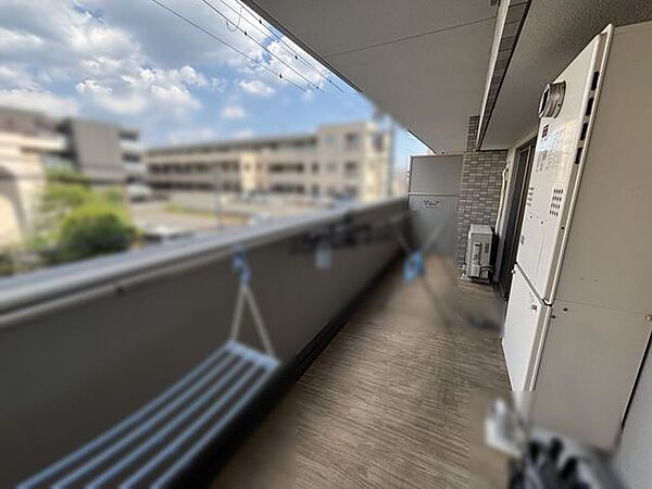 【バルコニー】給湯器・室外機などが設置されたバルコニーの様子です。手すり壁に、物干し金物が備わっています。
