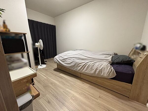 【洋室(1)】約6.0帖の広さ。廊下より出入り可能な独立した居室で、寝室など用途に合わせてご利用いただけます。東側に、クローゼットが備わっています。
