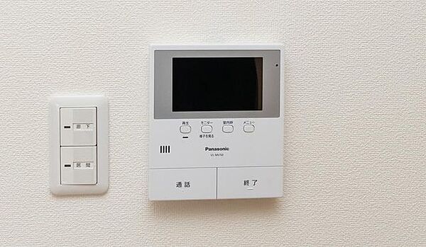 【TVモニタ付きインターホン】来訪者の確認が可能、防犯面に配慮されています。