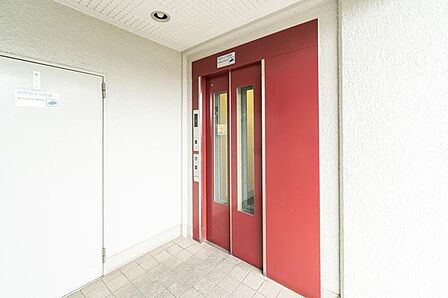 【エレベーター】スリット窓付きのエレベーターです。
