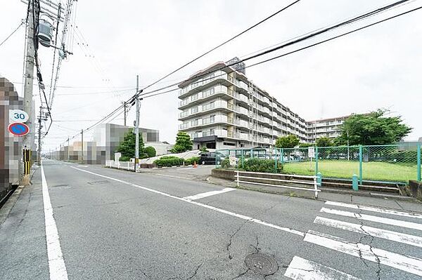 【前面道路含む現地外観写真】小学校まで徒歩7分です。