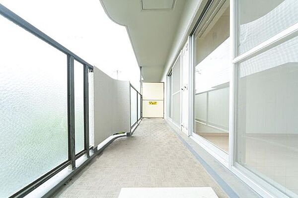 【バルコニー】南向き！居室2部屋に面しています。半透明タイプの手すり壁が採用されています。