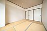 和室：【和室/約6.3帖】寝室など、用途に合わせてご利用いただけます。北側の押入に、寝具などを収納可能です。