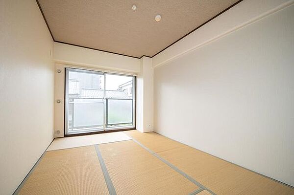 【和室/約6.3帖】バルコニーへ出入りいただけます。