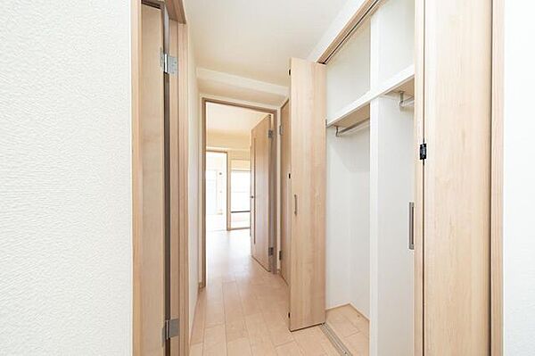 【廊下】2ヶ所の収納スペース有。ハンガーパイプ付きで、アウター類などを収納していただけます。扉は折れ戸タイプです。