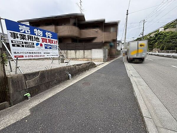 前面道路含む外観