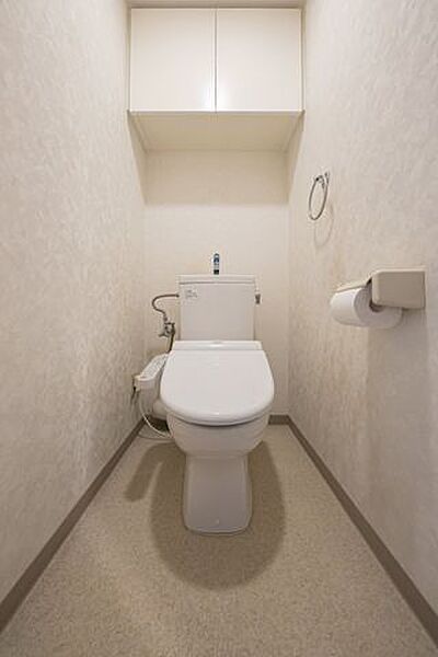 【トイレ】温水洗浄便座＋手洗い器付き。背面上部に収納があり、トイレットペーパーなどのストックが可能です。