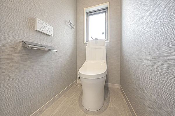 【1階トイレ】2連式のトイレットペーパーホルダーを備えています。(2026年5月 トイレ交換、CF張替)