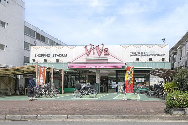 ビバ甲子園 食料品・酒類に加え、日用品などを取り扱うスーパー。駐輪場が設けられています。営業時間：10:00～20:00。 300m