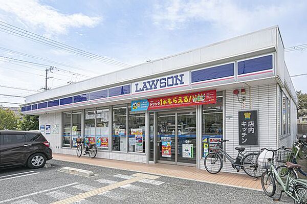 ローソン西宮南甲子園店 店内の専用キッチンで仕上げられた「まちかど厨房」の商品有。ATM・マルチコピー機が設置されています。営業時間：24時間営業。 120m