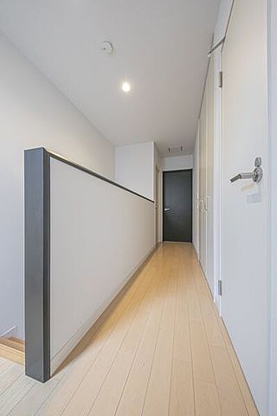 【2階ホール】物入付きで、掃除道具などを収納可能です。(2026年5月 フローリング張替)