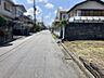 その他：【前面道路含む現地写真】建ぺい率60%、容積率200%。コンビニまで徒歩3分！小学校が、徒歩10分の距離に位置しています。
