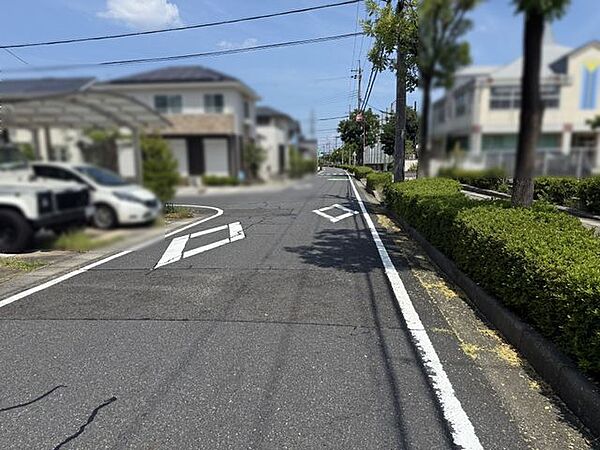 【前面道路含む現地写真】カーポート1台分付きです。第一種低層住居専用地域内に位置しています。