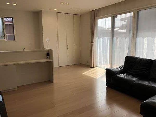 【LDK】LDKは約20.2帖の広さ。2面採光で、南西側に掃き出し窓が設置されています。折り戸タイプのクローゼットが設けられています。