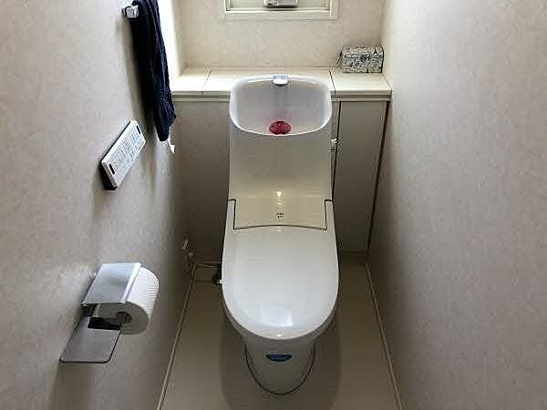 【トイレ/1階】温水洗浄便座付きのトイレが各階に設置されています。背面には収納棚があり、トイレットペーパーなどのストックが可能です。