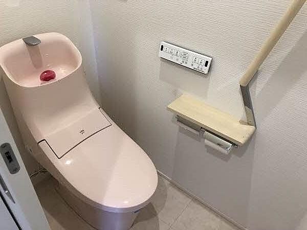 【トイレ/2階】温水洗浄便座のリモコンは壁面に設置されています。洗浄の強さや位置を調節できます。