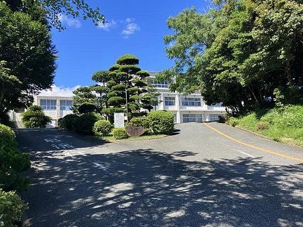 宇部市立厚南小学校 徒歩15分。HPには「学校だより」や、学校行事を紹介する「学校の様子」などが掲載されています。 1150m