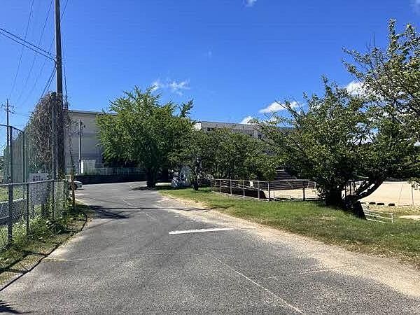 宇部市立厚南中学校 徒歩11分。教育目標に「心豊かで、自ら学び、夢に向かってたくましく生き抜く子どもの育成」が掲げられています。 870m