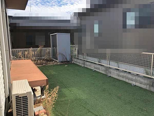 【庭】南西側には庭が設けられています。LDKに面し、掃き出し窓から室内に出入り可能です。軒下に縁側が設置されています。