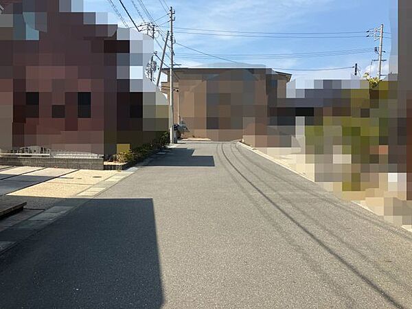 【前面道路含む現地写真】第一種住居地域内に位置しています。前面道路は北側、幅員約6.0mの公道。間口約14.4mで接道しています。