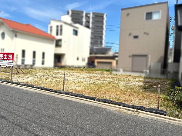 【現地土地】広島市立比治山小学校まで徒歩2分(約120m)、道路を挟んだ向かい側に位置するロケーション。広島市立段原中学校まで徒歩10分(約725m)です。※写真は分筆前のものです