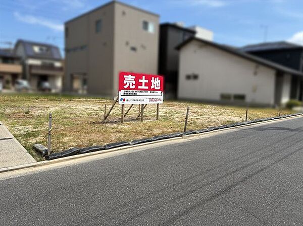 【現地土地】周辺には、既に建物が建っています。実際の陽当り状況や隣地との間隔などを、現地にて確認可能です。※写真は分筆前のものです。
