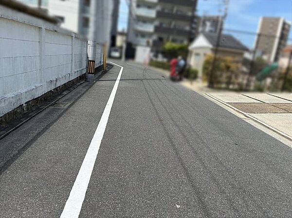【前面道路】上東雲第一公園まで徒歩2分(約130m)。戸建てやマンション、アパートなどが建ち並ぶ住宅街に位置しています。