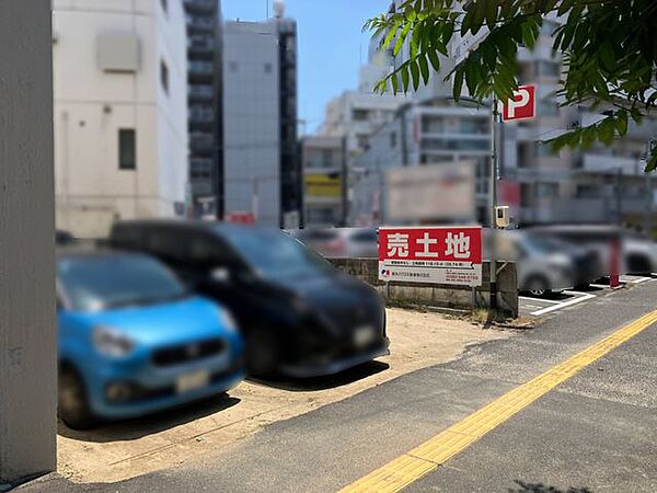 【現地土地写真】敷地南側は駐車場に面しています。周囲には既に建物がありますので、実際の状況を見ながら、陽当たりや窓の位置を考慮したプランニングが可能です。