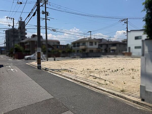 【現地土地写真】建築条件なし土地のため、お好みのハウスメーカーや工務店で建築可能です。建ぺい率は60％、容積率は200％です。