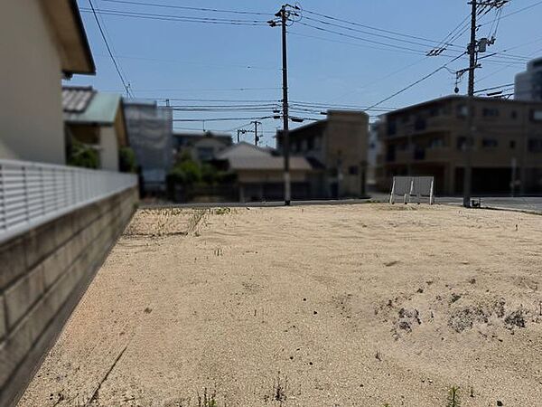 【現地土地写真】周辺は戸建やアパートが建ち並ぶ住宅街。「広島翠三郵便局」まで徒歩2分(約110m)の立地です。ぜひ一度現地をご見学ください。