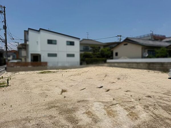 【現地土地写真】現況更地のため、解体費用がかからず、建築までスムーズにお進みいただけます。分筆相談可能。金額・坪数などお気軽にお問合せください。