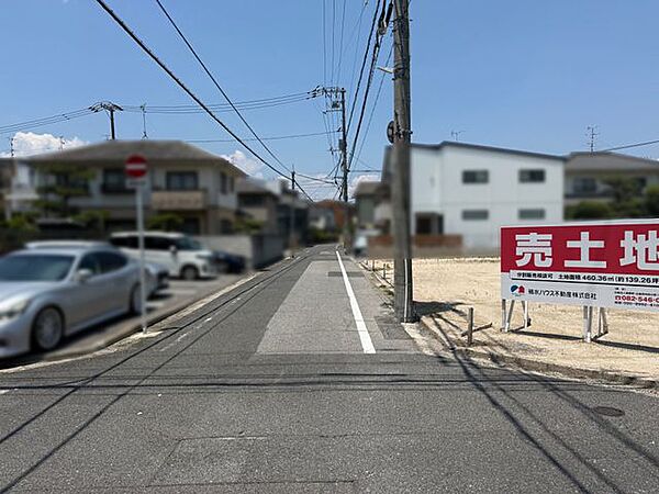 【前面道路含む現地写真】「ファミリーマート 翠五丁目店」まで徒歩3分(約215m)、「生鮮スーパーたかもり 翠店」まで徒歩2分(約120m)の立地です。