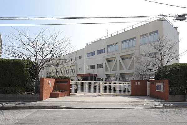 広島市立翠町中学校 校訓は「強く 正しく 明るく」です。水泳競技部や図書部、演劇部、ギターマンドリン部などの部活動があります。HPにて、配布文書や学校生活の様子が公開されています。 440m