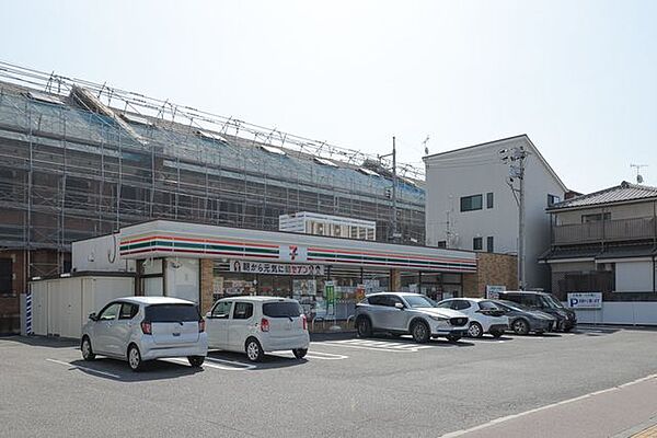 セブンイレブン広島皆実4丁目店 24時間営業。たばこ、お酒、揚げ物惣菜などの取り扱いがあります。モバイルバッテリーサービスあり。ATM、マルチコピー機が設置されています。 375m