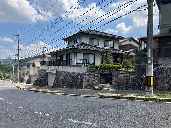 【外観】前面道路(公道)の幅員は北西側約9.5m~14.1mです。