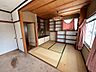 和室：2階和室4.5帖　たくさんの収納棚があります